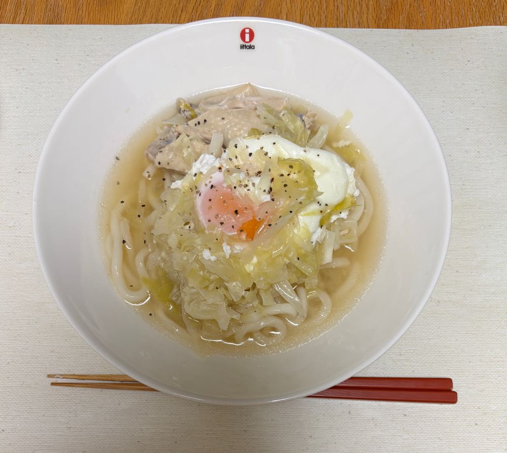 鍋の残りのうどん。半熟卵つき。