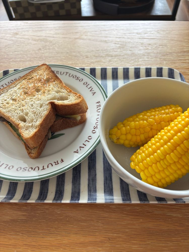 とうもろこしと、夏野菜のサンドイッチ