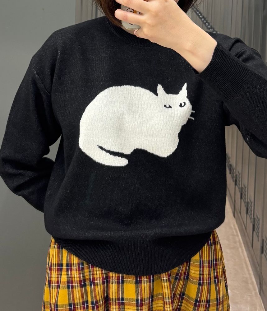 黒地に白い猫の柄のニット