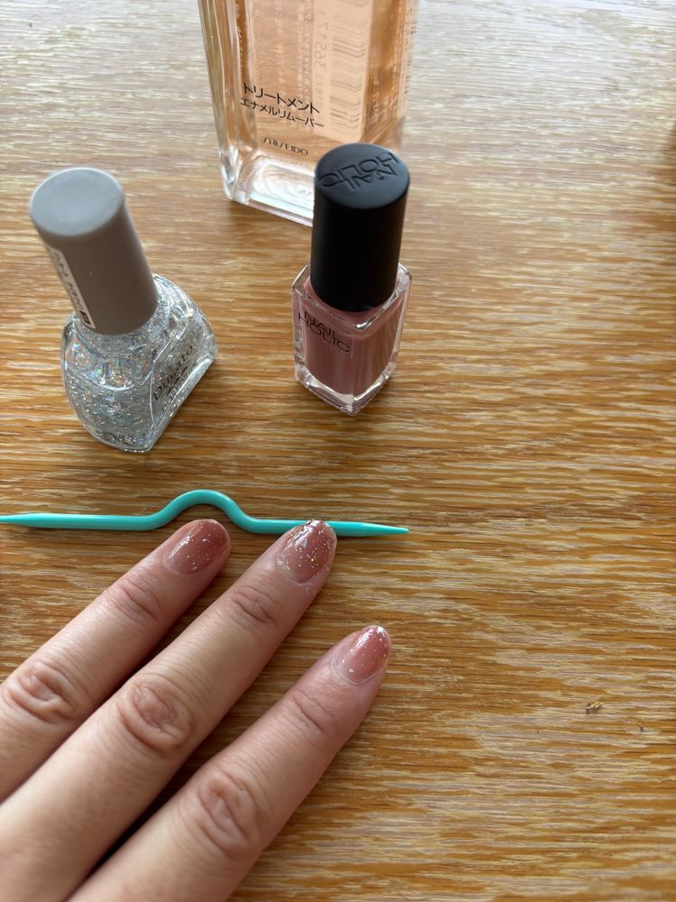 ラメを塗り直した手の指。