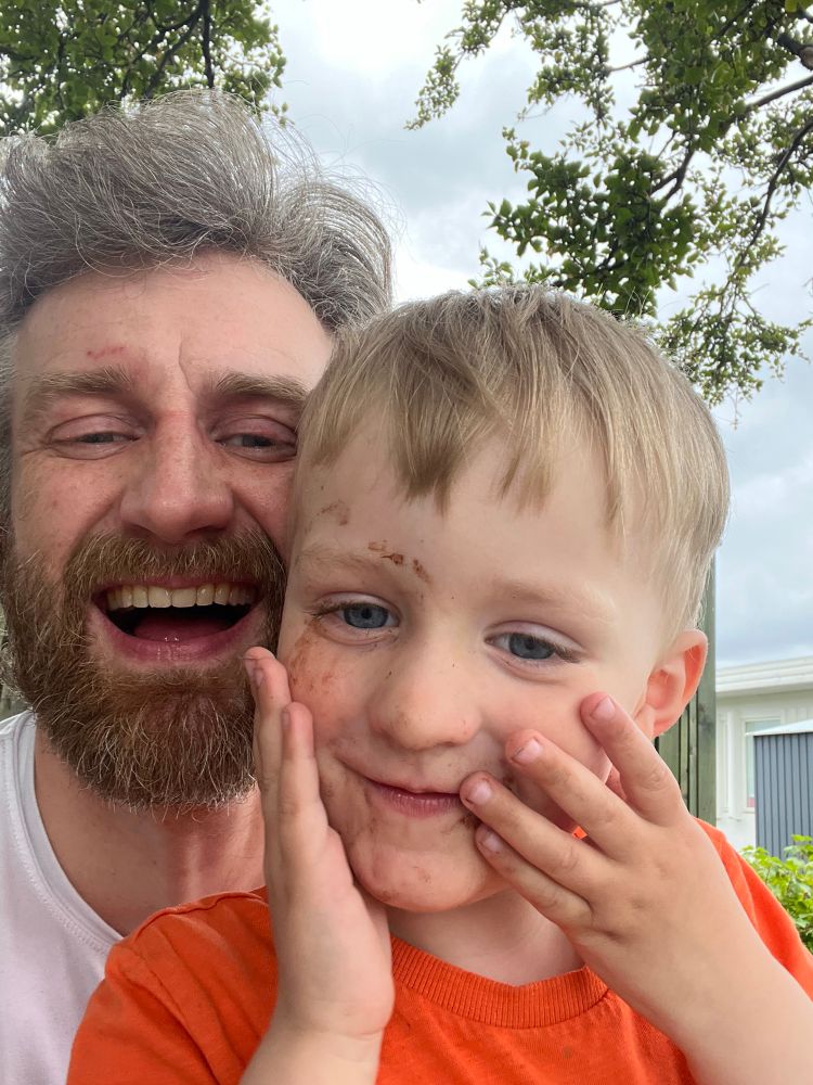 COCCÓLEIT CEIK!!! SúkkuWelí Kaka!!

(hann segir “coccóleit” af því hann kann að f…ing lesa. Eins og hann sagði “KÆAN” þegar hann fann túrkísbláan lit. Held hann hafi verið 20 mánaða. Fattiði þá hafði hann séð stafina “CYAN” og lesið það – LESIÐ ÞAÐ – og auðvitað er það borið fram KÆAN. Og hann vissi alveg hvaða lit var verið að tala um. TUTTUGU MÁNAÐA WTAF!!!)