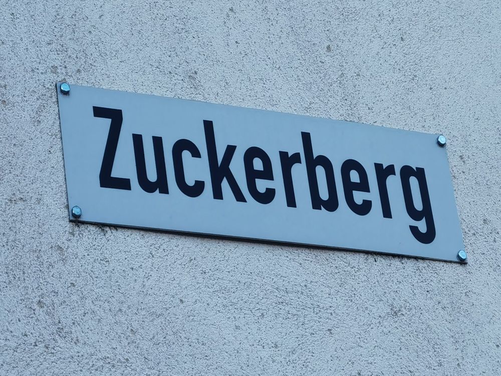 Man sieht ein Schild mit der Aufschrift Zuckerberg