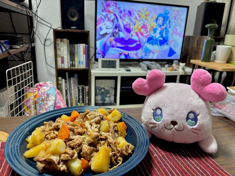 お皿に山盛りの肉じゃがと、「くるるん」のぬいぐるみ