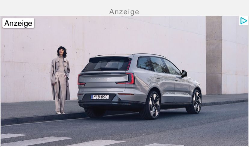 Asphaltfläche, darauf nur eine schicke Frau mit einem neuen Volvo. 