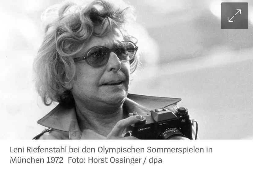 Leni Riefenstahl, schwarz-weiß Fotografie. Dickes, aufgedunsenes Gesicht, mit Sonnenbrille. 