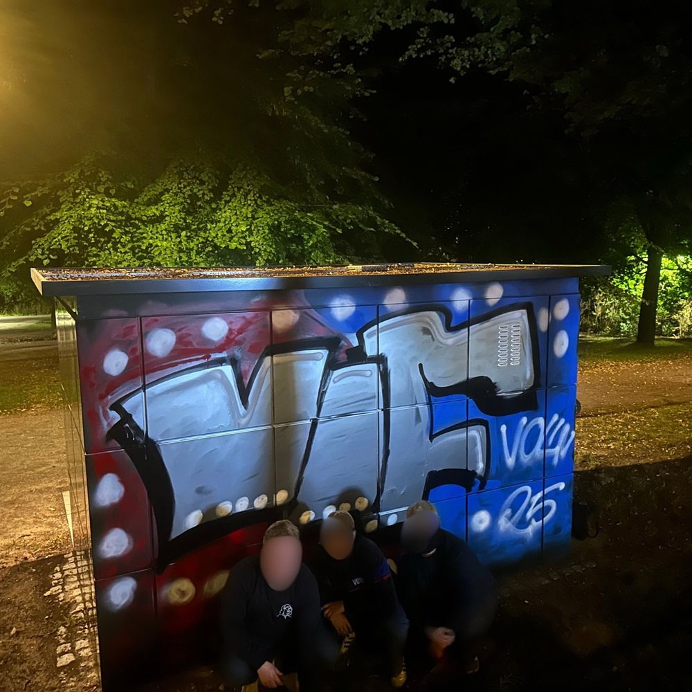 Folk foran en stor tag som sier «vif Volin 2025»