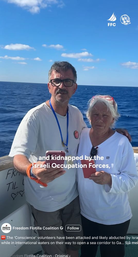 En mann og en kvinne står på en båt, det er sol og tilsynelatende varmt med blå himmel og sjø i bakgrunnen. Det er en screenshot fra en IG-reel fra Freedom Flotilla Coalition. På bildet er det undertekster, som sier "and kidnapped by the Israeli Occupation Forces"