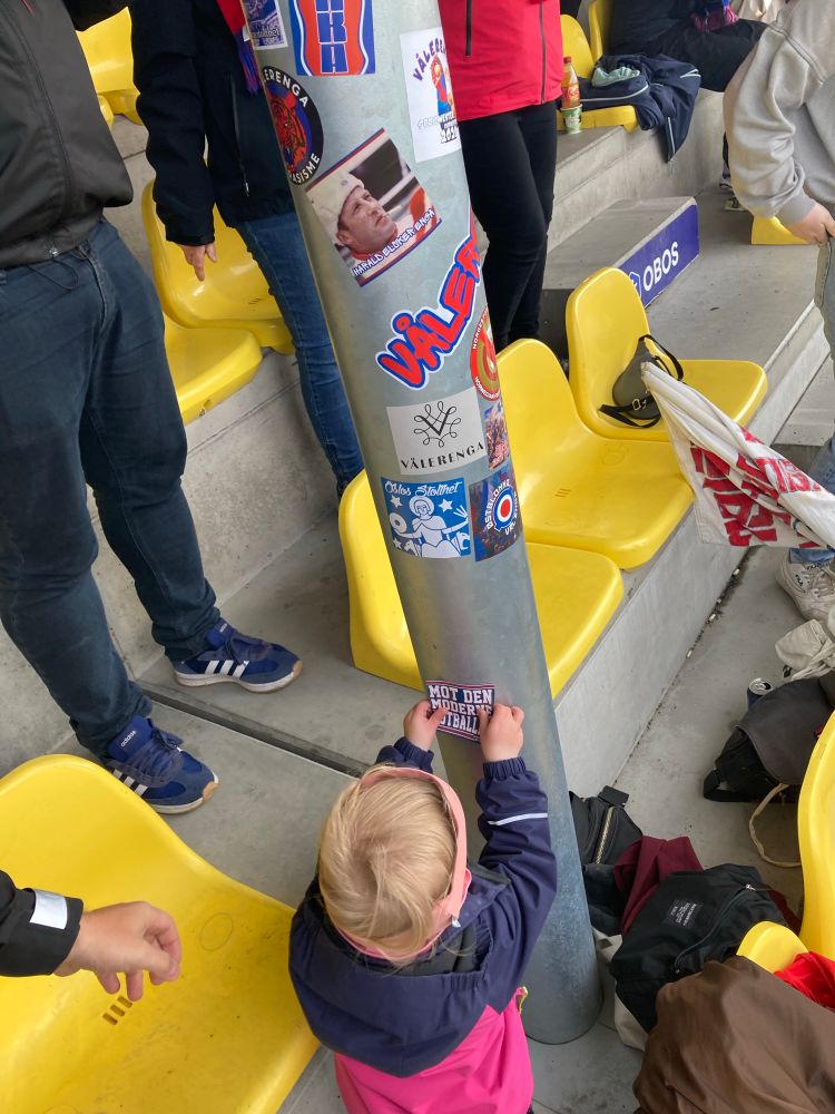 Barn som klistrer klistremerke 