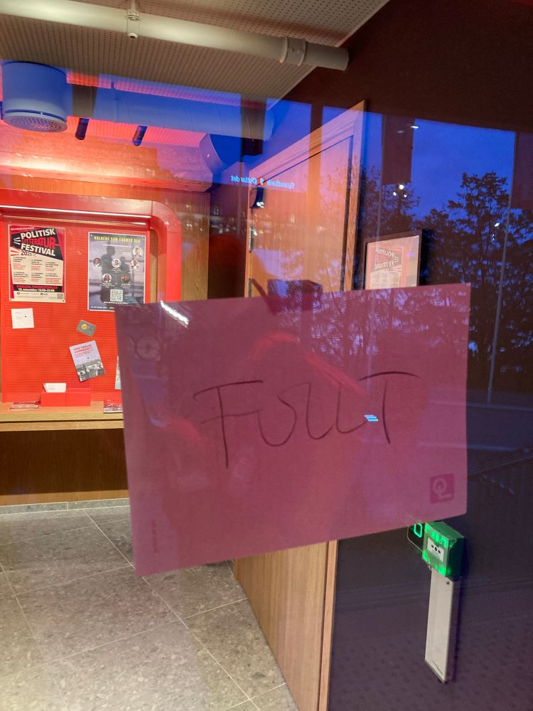 Skilt på Folkets Hus, der det står «fullt»