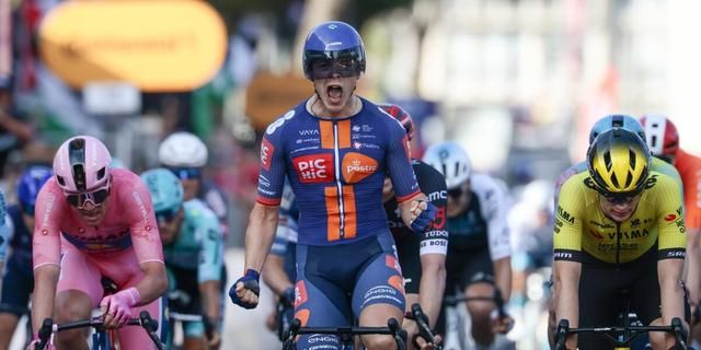 Giro 2025: Debutant Casper van Uden stunt met ritzege in Lecce, voor Kooij en Zijlaard