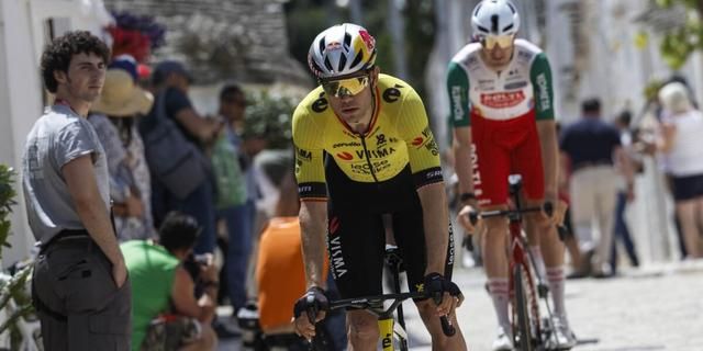 Wout van Aert stapt meteen de bus in: “Kan me voorstellen dat hij gefrustreerd is”