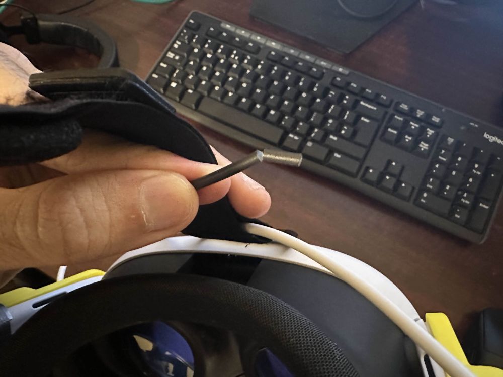The small plastic bar that holds the top strap is snapped on my quest 3