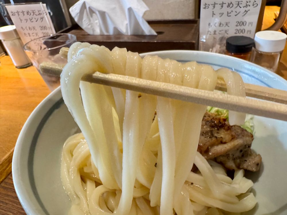 増田うどん 黒胡椒チキンぶっかけ(冷)
箸でうどんを引き上げたところ
ツルッと喉越し良いです。