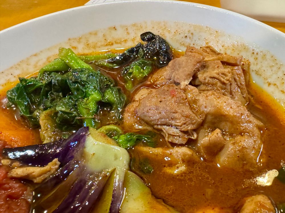 スープカレー木多郎 澄川本店
チキンやさい(ブロッコリートッピング)
左上が菜の花、右が鶏肉です。
お肉は程よい肉感が残りつつ、スープカレーとの相性も良かったです👍