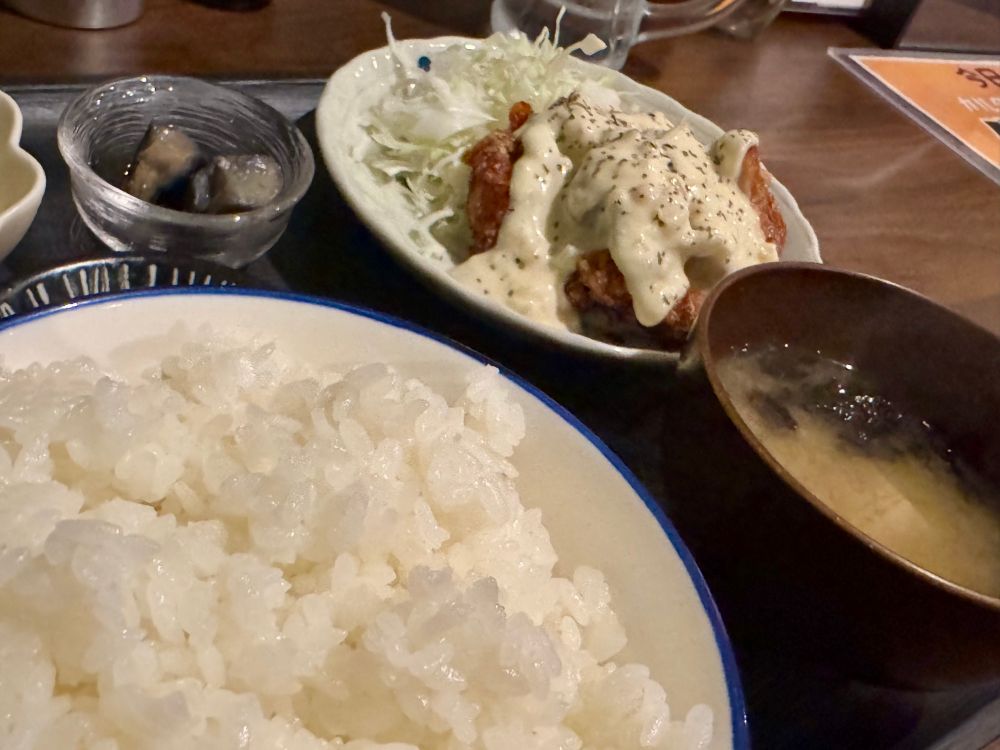 Nicomaru チキン南蛮定食
左手前にごはん、右側に味噌汁、中央奥にチキン南蛮、左奥に なすの味噌和え