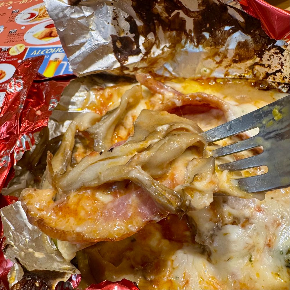 ココス 燻製ベーコンと舞茸の包み焼きハンバーグ
フォークで、チーズを纏った舞茸とベーコン、ハンバーグを刺したところ