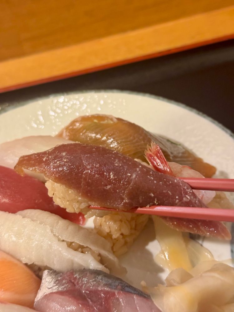 和処 さゝ木 生寿司定食のお寿司
漬けまぐろを箸で持ち上げたところ