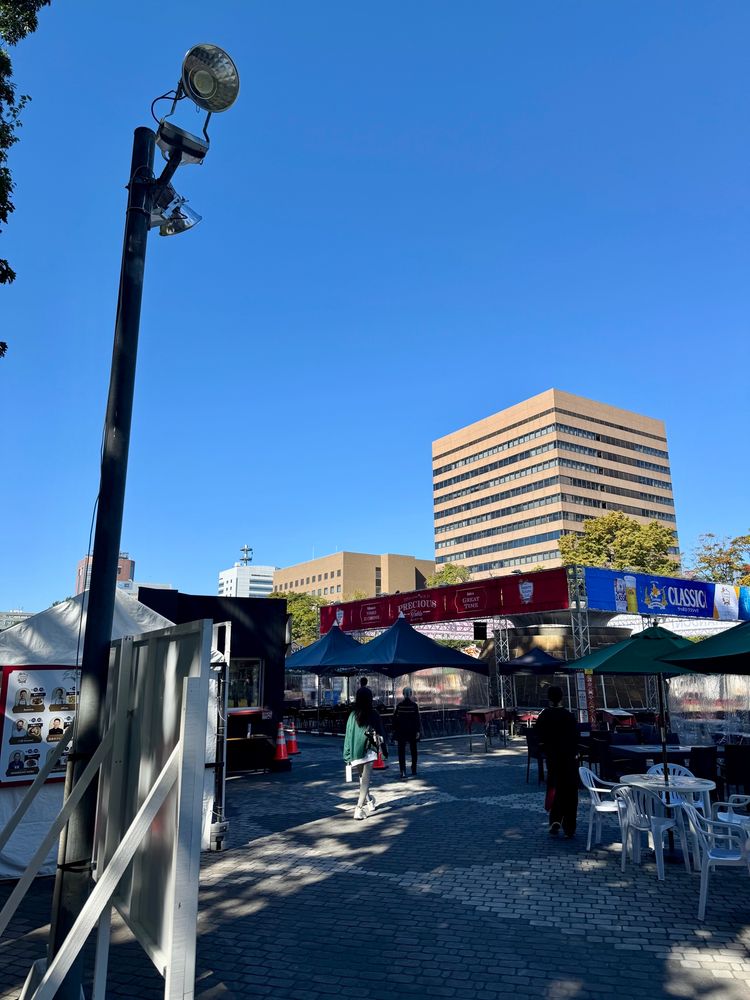 2025/9/30 現在の札幌 大通公園西12丁目
さっぽろオータムフェスト プレシャステーブル
会場内の様子(10時〜)