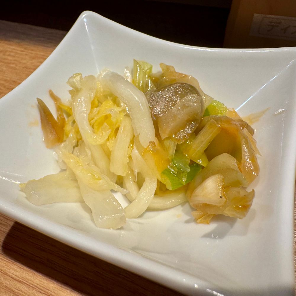 町中華 ならんは 酸辣湯麺セット(日替わりランチ)
小鉢(ザーサイ、キャベツ、長ネギの和物)