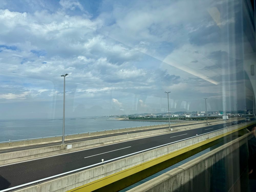 名鉄の車内
中部国際空港がある島から、既に本州本土に入りました。