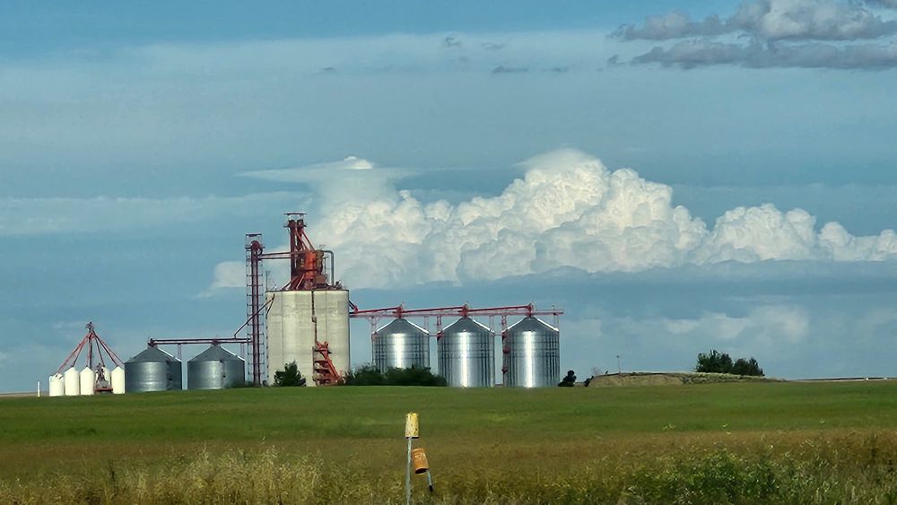 Large thunderstorm behind Davidson inland terminal