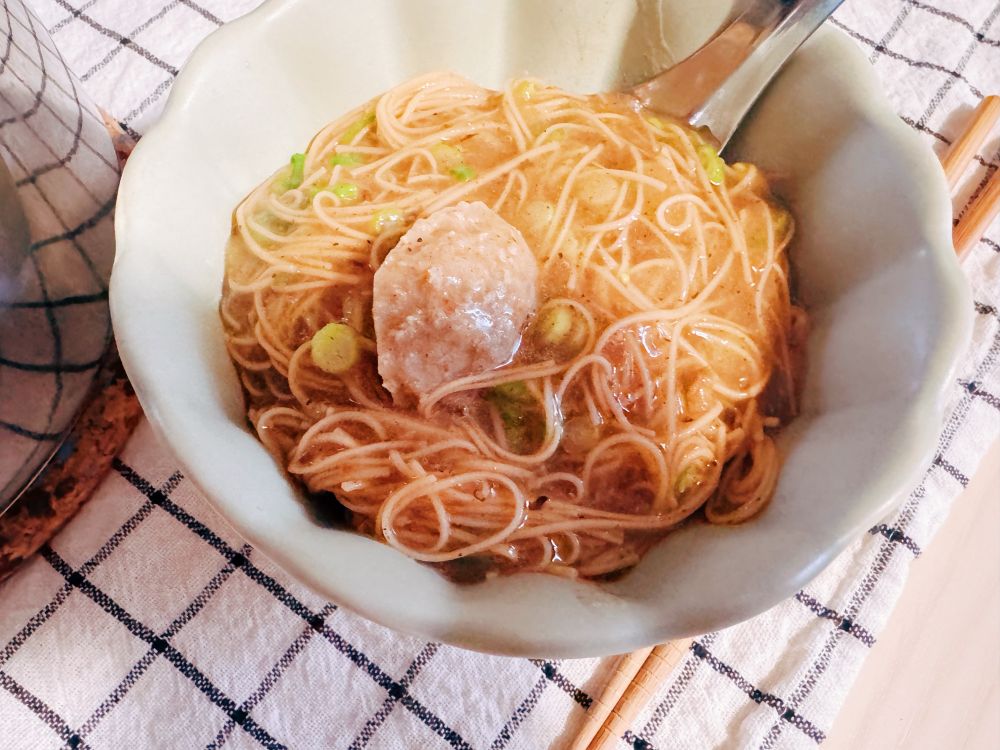 器にもりつけられた麺線。水分がほぼない。4つ切りにしたベトナミーズミートボール入り。