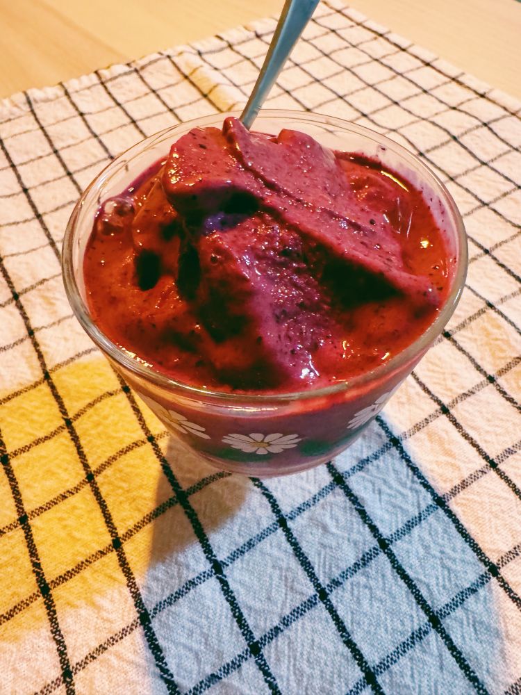 ガラスの器にたっぷりと入った紫色のスムージー。