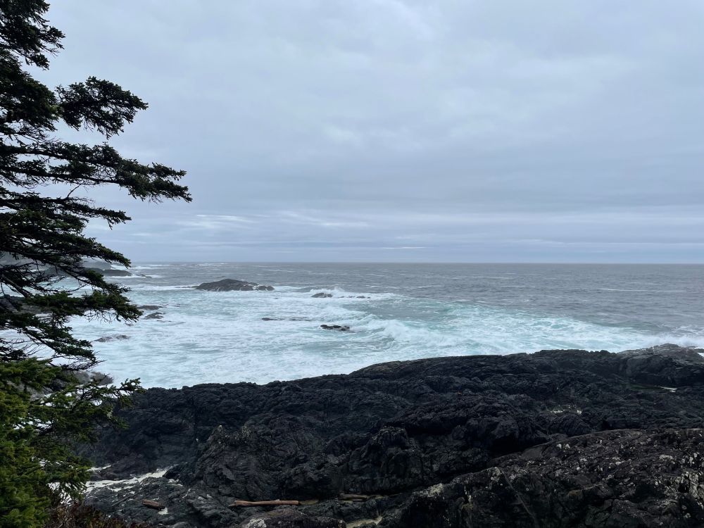 Short video of waves crashing on a rocky shore
