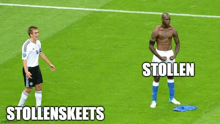 Szene auf Fussballfeld
ein niedergeschlagener Lahm, "Stollenskeets" getaggt
ein kraftstrotzender Balotelli, "Stollen" getaggt