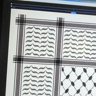각 테두리는 올리브 잎 패턴과 직각으로 교차하는 굵은 선으로 되어 있고, 가운데는 그물 무늬로 된 팔레스타인 쿠피예 도안이 모니터에 떠 있다