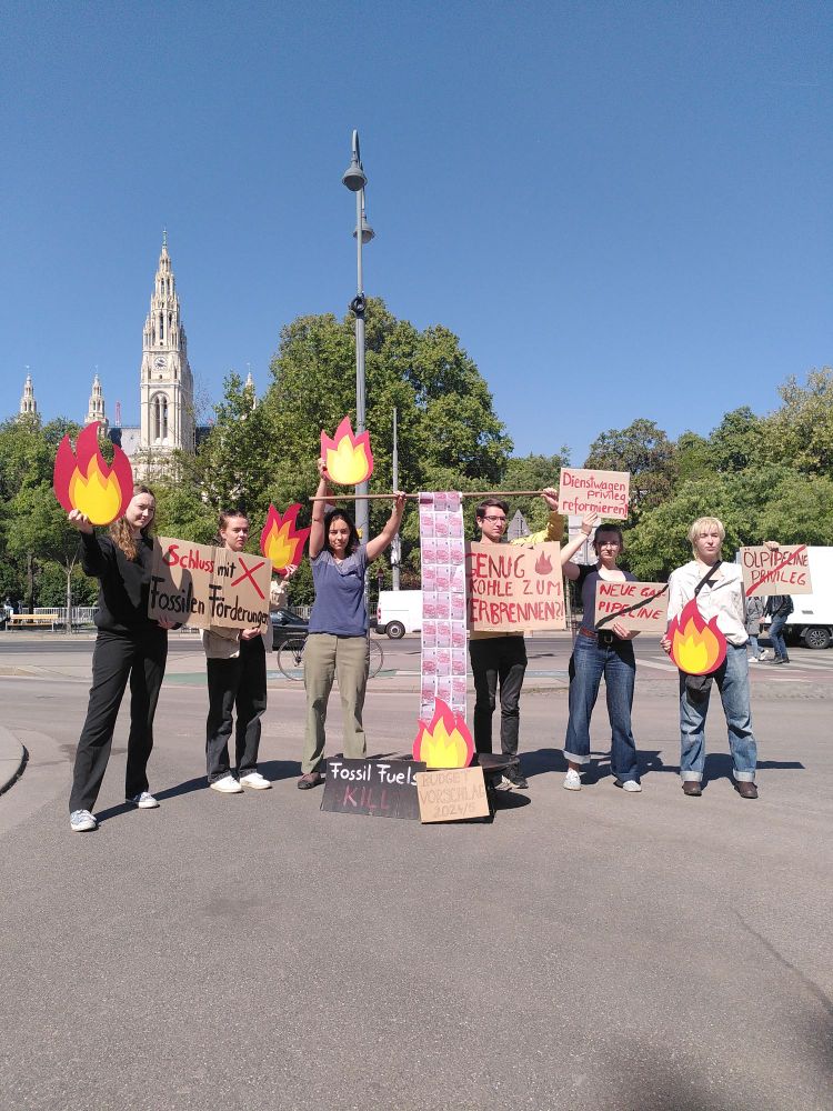 Demonstration, wo symbolisch Geld verbrannt wird