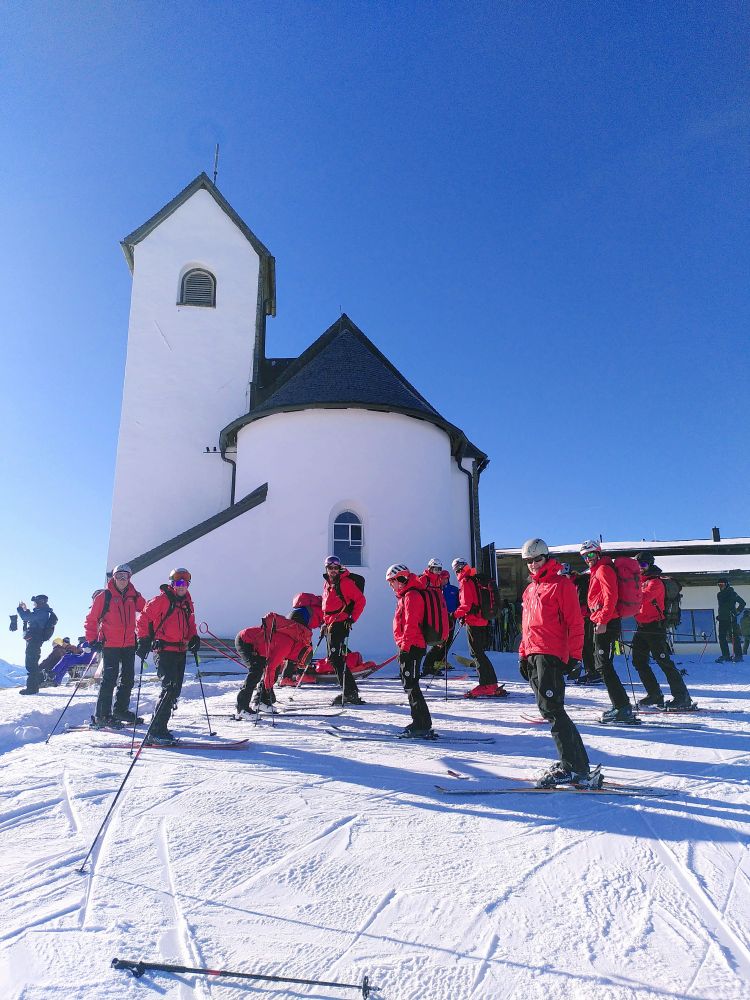 Bergrettung Hopfgarten vor der Gipfelkirche auf der Hohen Salve