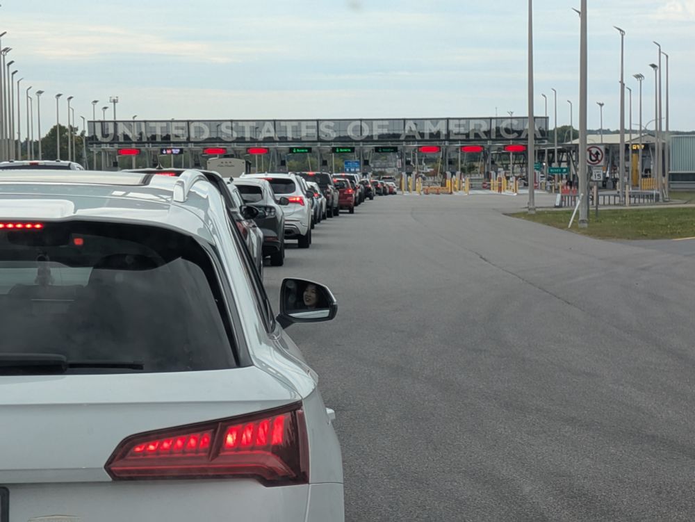 Long line of cars waiting at a US border crossing