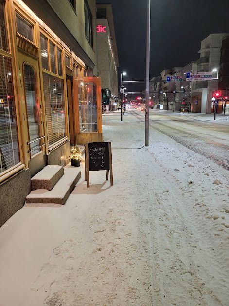 Metrin levyinen 2-suuntainen yhdistetty pyörätie. Väylää kaventamassa mainos, porras ja ovi.