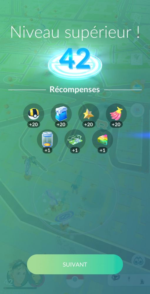 Écran de montée de niveau dans le jeu mobile Pokémon Go.
En haut, « Niveau supérieur ! », juste au-dessus du niveau en question, 42.
En dessous, la liste des récompenses obtenues grâce à cette montée : des pokeballs, des items de soin, des baies...