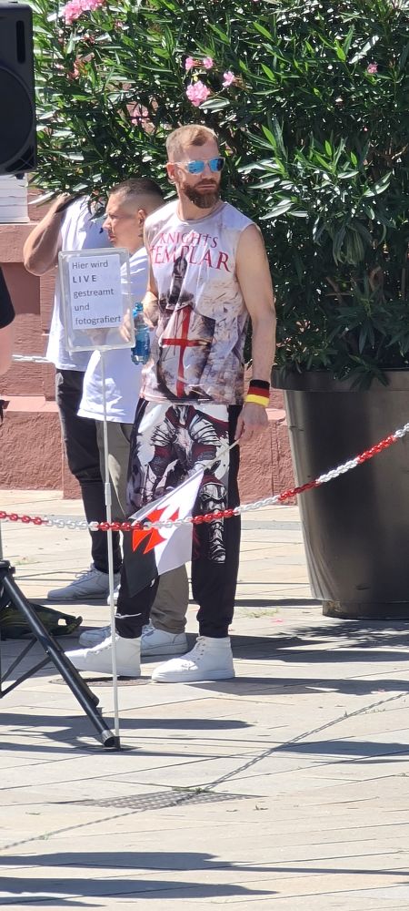 Teilnehmer BPE mit "Templar knights"-T-Shirt, Schweissband in schwarzrotgold und Templerkreuz-/Kreuzritterfahne in der Hand