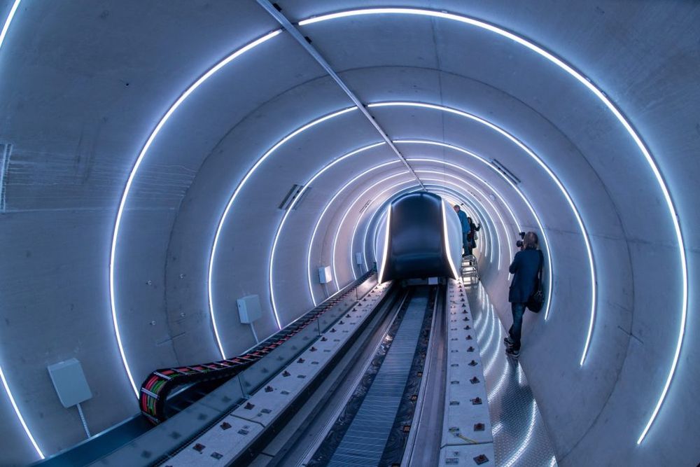 24 Meter lang: die Hyperloop-Teststrecke der TU München bei der Eröffnung im Juli 2023.
