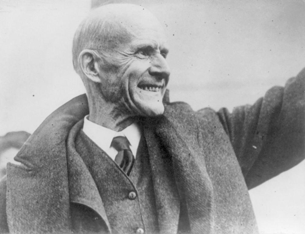Debs leaving the federal penitentiary in Atlanta on Christmas Day 1921 following commutation of his sentence. Source: https://en.wikipedia.org/wiki/Eugene_V._Debs#/media/File:Eugene_Debs_released_from_prison,_1921.jpg