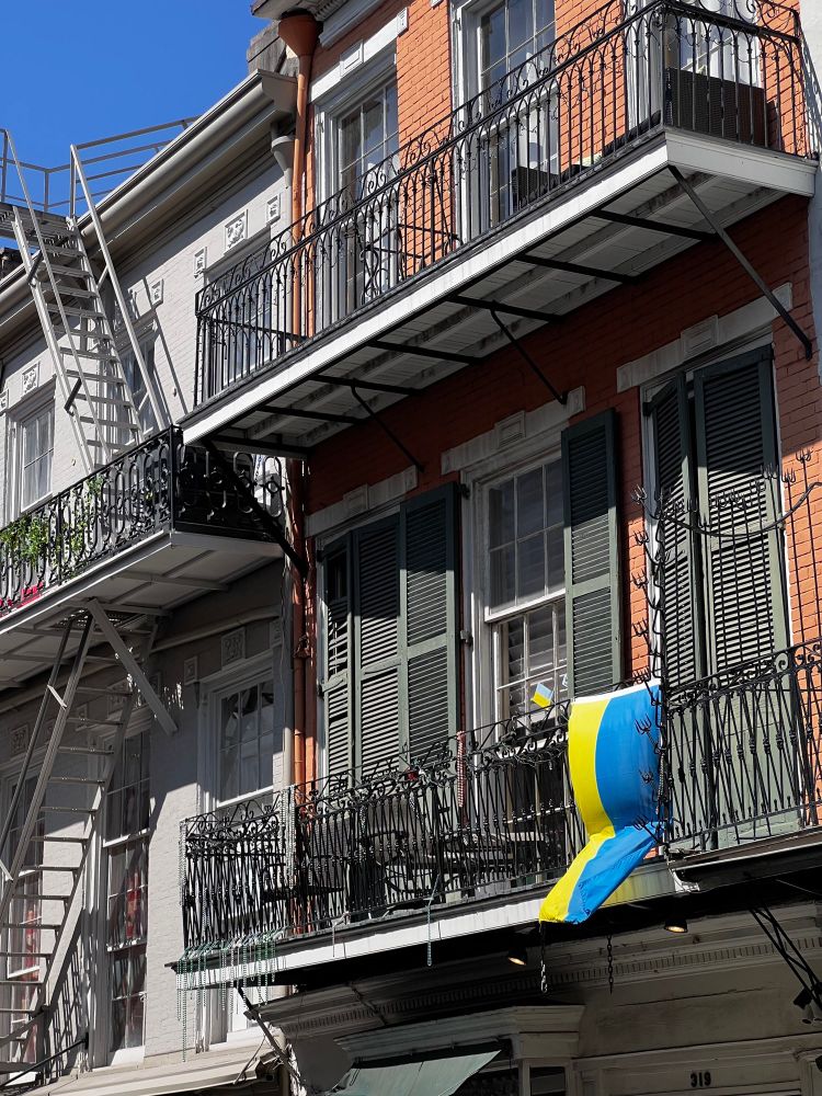 Haus im Französischen Viertel von New Orleans mit ukrainischer Fahne am Balkon.