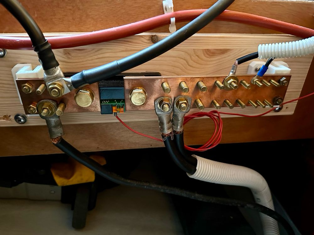 New 500A Victron shunt with a massive busbar attached to it. 