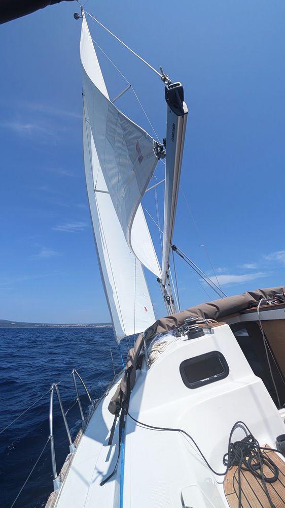 Ein Segelboot am Wind auf der Adria