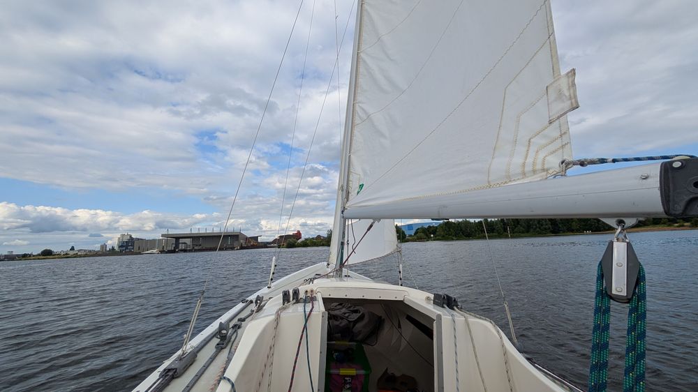 Blick aus dem Cockpit eines Segelbootes auf der Weser