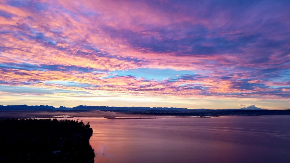 Sunrise over Cascade mountains 