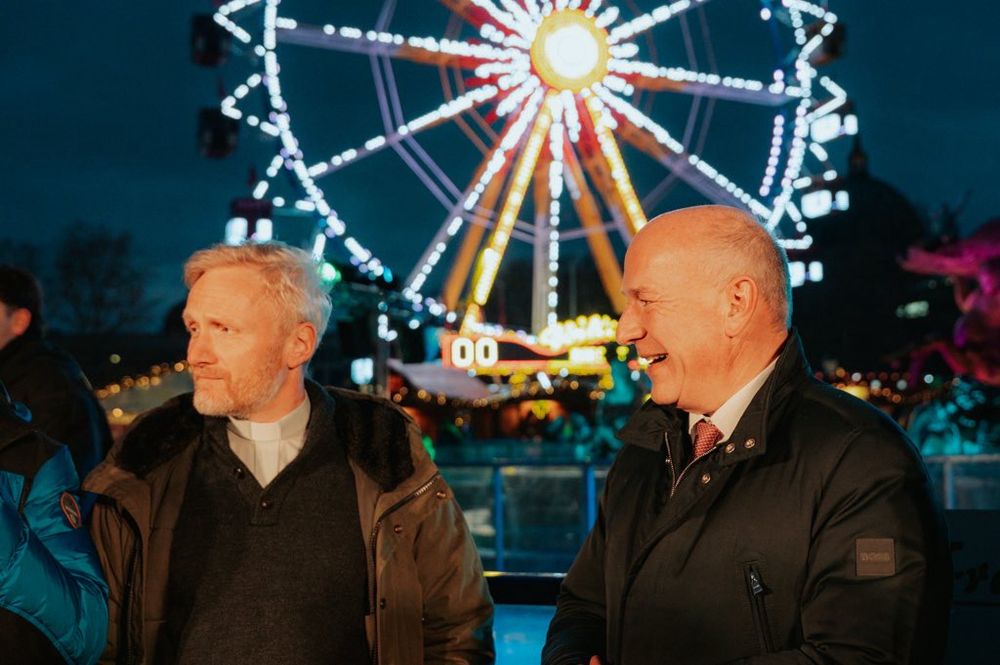 Kai Wegner auf dem Weihnachtsmarkt vor dem Roten Rathaus.
