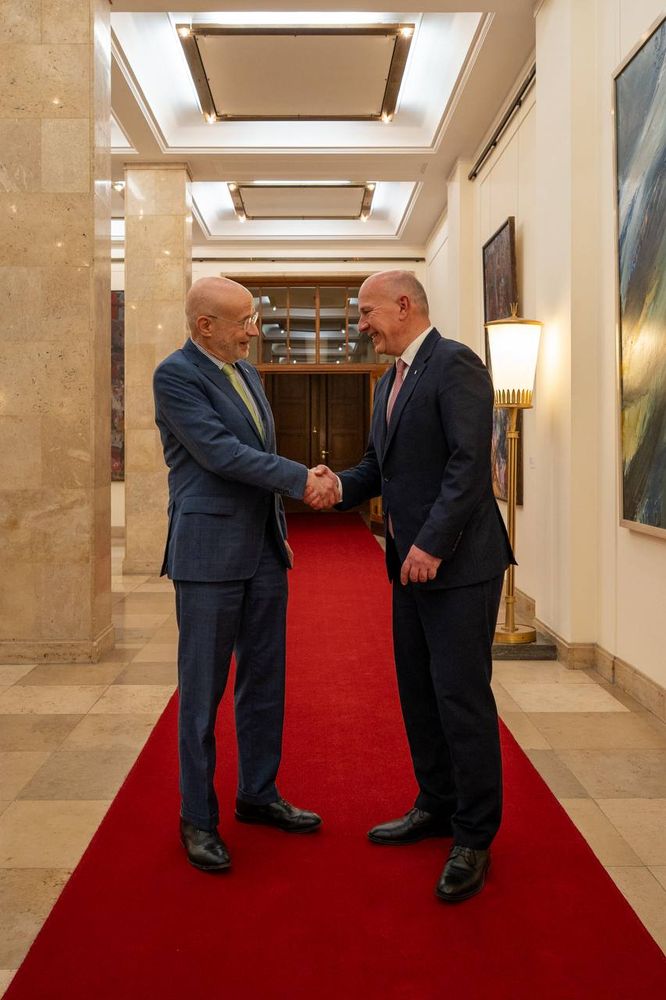 Kai Wegner und Alan Meltzer im Roten Rathaus