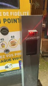 Une borne pour scanner quelque chose, avec le texte "caner ici" car la lettre s a été effacée 