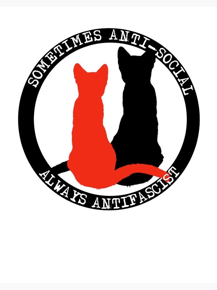 Image contenant un dessin avec deux silouhettes de chat, un rouge et un noir, l'un à côté de l'autre. Les deux sont entourés par un cercle noir avec inscrit sur le contour: "sometimes anti-social, always antifascist"