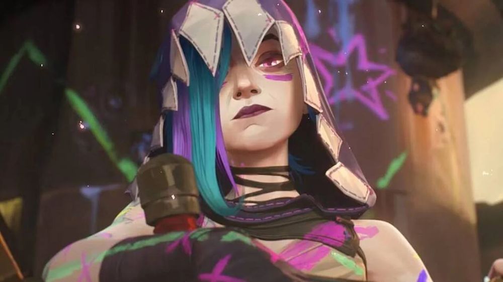 Jinx dans la série arcane. Elle porte une capuche violette et blanc et a des marques roses et vertes un peut partout. Elle regarde vers la caméra d'un air blasé.