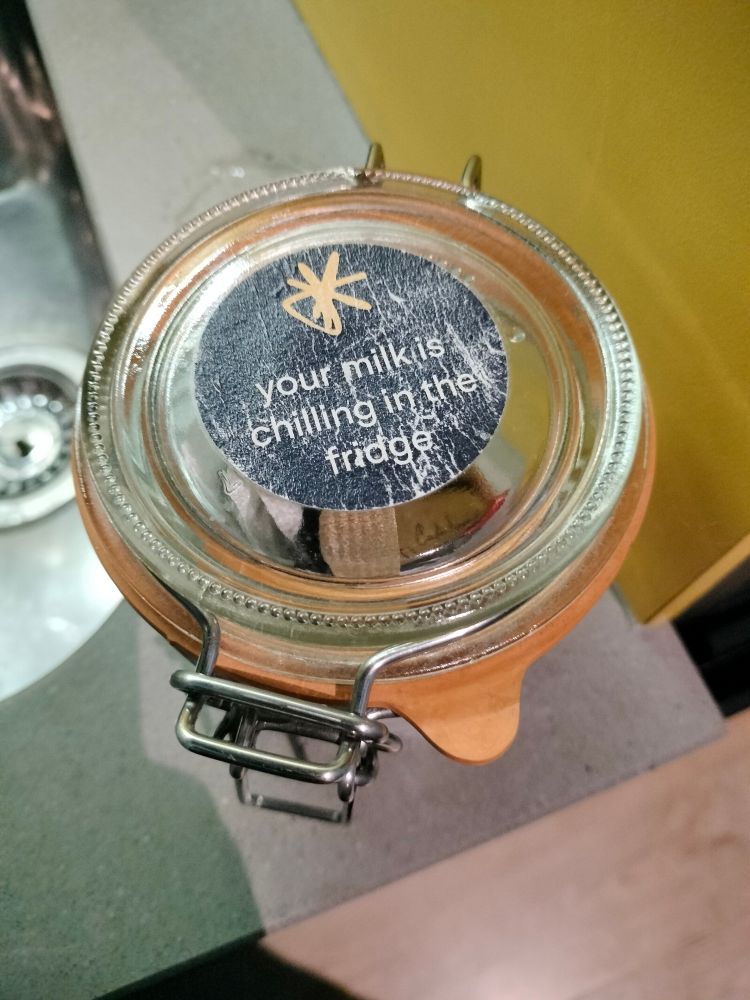 Tapa de un bote de cristal, con una pegatina que dice "Your milk is chilling in the fridge"