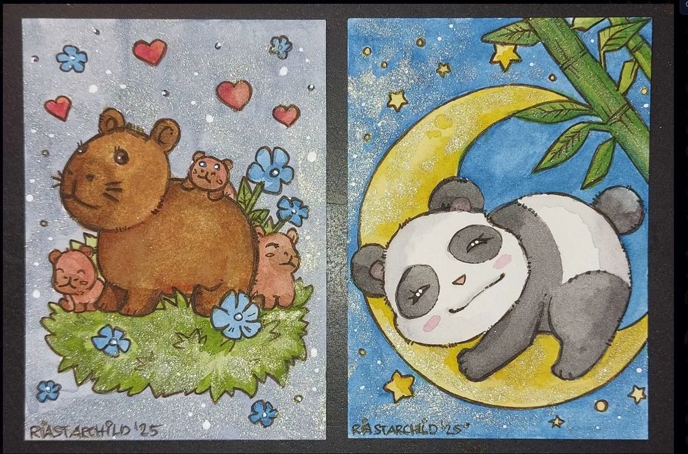 Aquarellzeichnung eines Capybara mit drei kleinen drumherum und einem Panda in einer Mondsichel mit Bambus dabei,